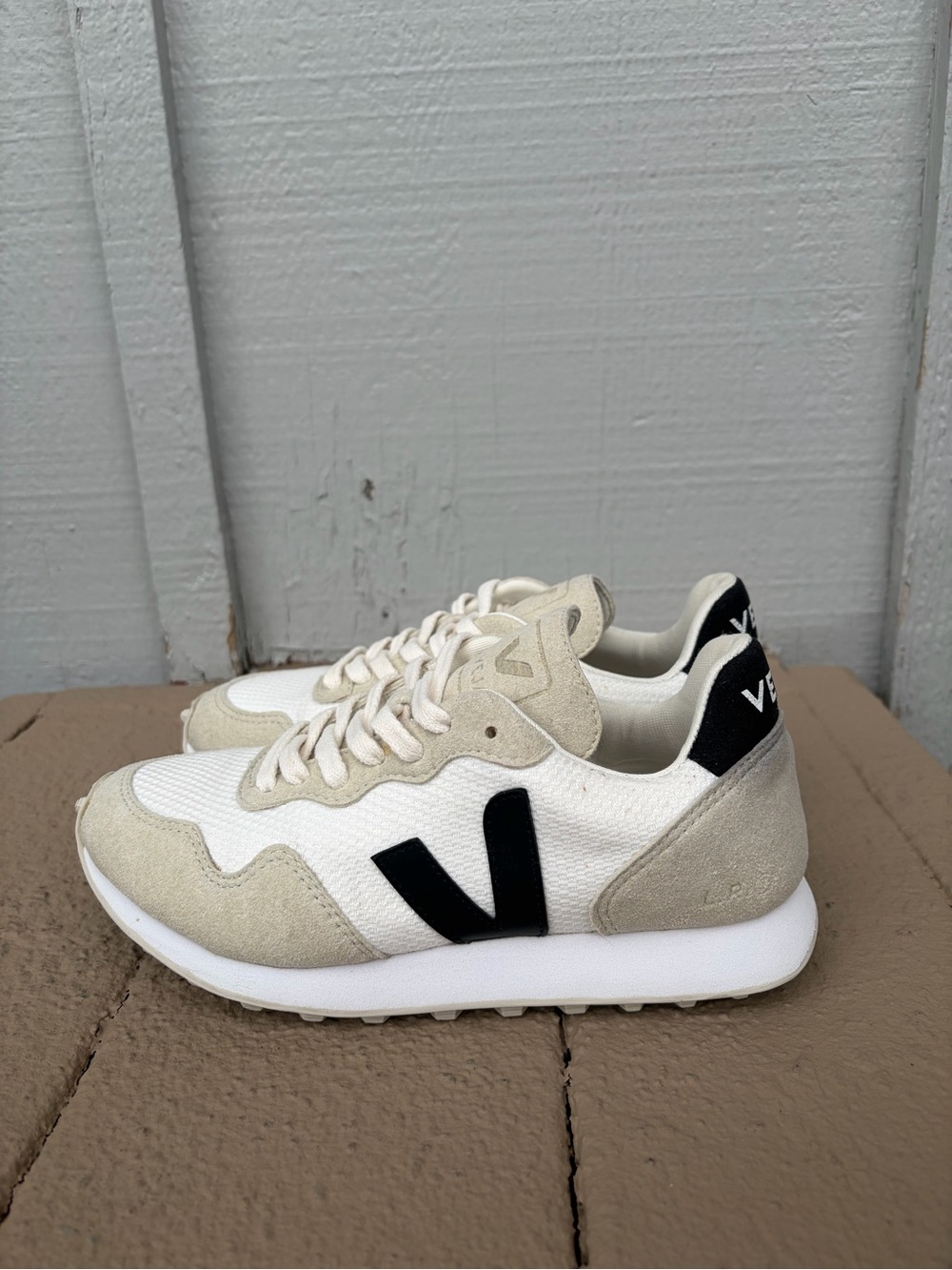 VEJA Women’s SDU Alveomesh in Black and White